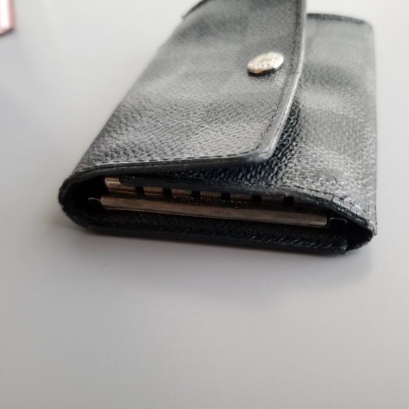 LV Graphite Key Holder (Louis Vuitton) - Picture 2 of 11